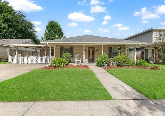Photo 2 of Single family home for sale at 400 Longwood Dr, Destrehan, LA 70047 | MLS# 2575711 | Listing updated on 2026-10-02