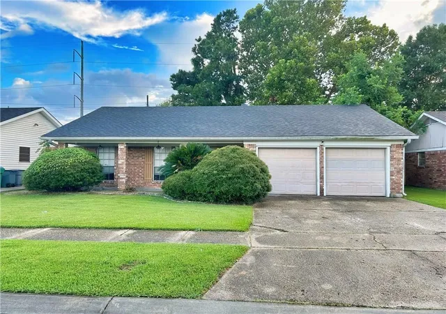 Sale Pending at 2136 S Glencove Ln, Terrytown, LA 70056 | MLS# 2575860 | Listing updated on 2026-09-12