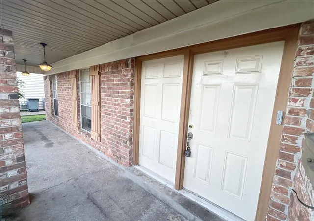 Photo 2 of Sale Pending at 2136 S Glencove Ln, Terrytown, LA 70056 | MLS# 2575860 | Listing updated on 2026-09-12