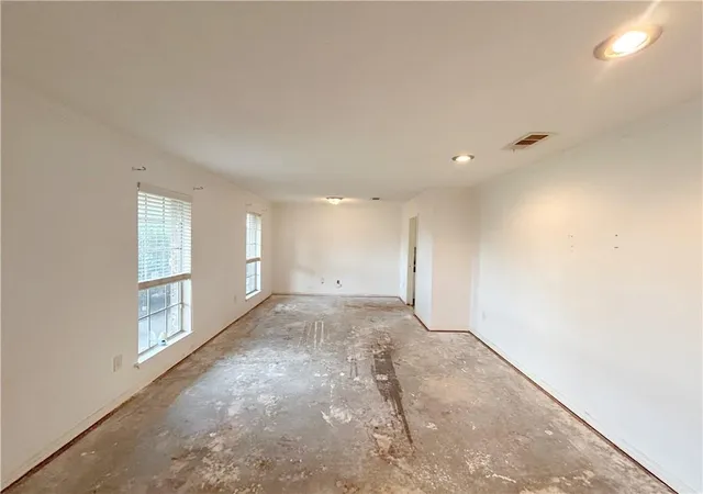 Photo 4 of Sale Pending at 2136 S Glencove Ln, Terrytown, LA 70056 | MLS# 2575860 | Listing updated on 2026-09-12