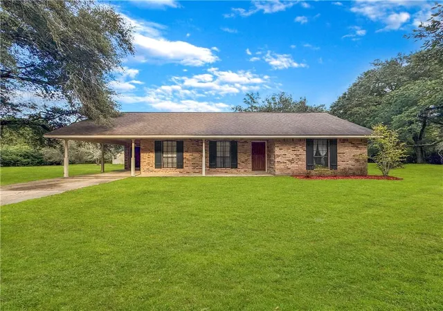 Photo 2 of Sale Pending at 70226 Tee Bourg Ln, Mandeville, LA 70471 | MLS# 2575910 | Listing updated on 2026-09-09