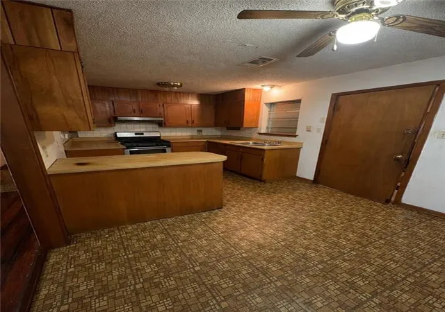 Photo 3 of Sale Pending at 402 Phoenix Sq, Hammond, LA 70403 | MLS# 2575944 | Listing updated on 2026-09-21