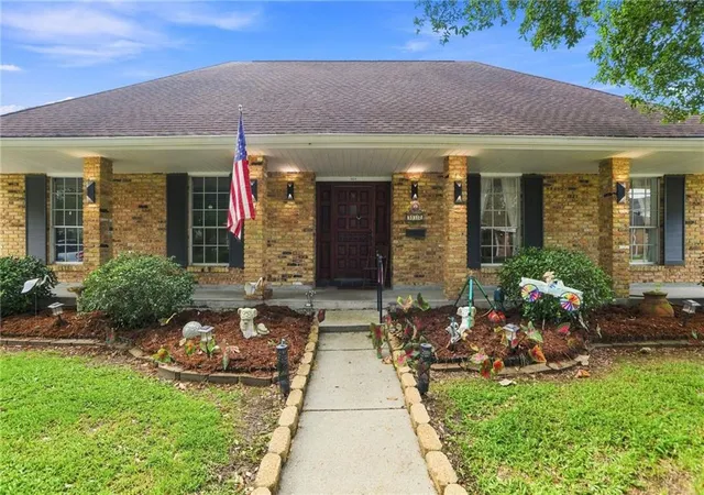 Photo 2 of Single family home for sale at 932 Christana Pl, Gretna, LA 70056 | MLS# 2576098 | Listing updated on 2026-09-28