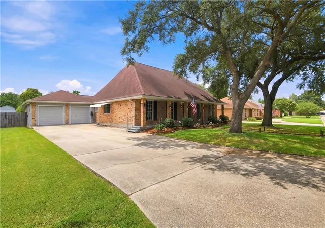 Photo 3 of Single family home for sale at 932 Christana Pl, Gretna, LA 70056 | MLS# 2576098 | Listing updated on 2026-09-28