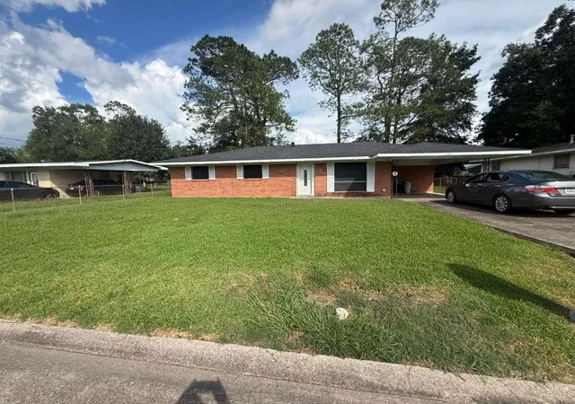 Single family home for sale at 104 Sycamore St, New Iberia, LA 70560 | MLS# 2576224