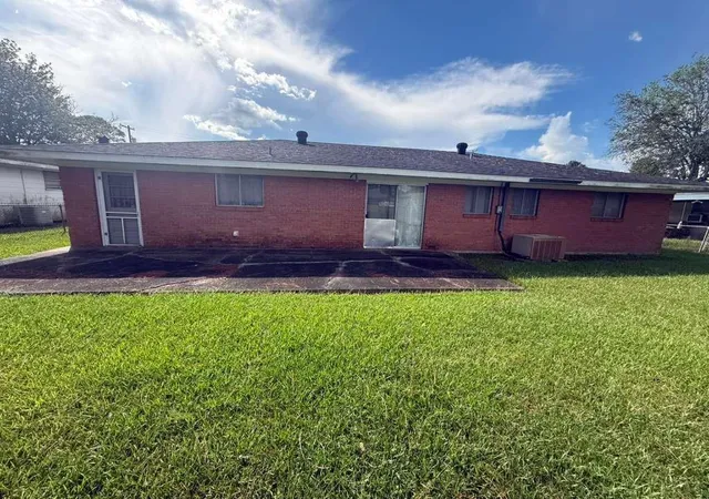 Photo 3 of Single family home for sale at 104 Sycamore St, New Iberia, LA 70560 | MLS# 2576224 | Listing updated on 2026-10-07