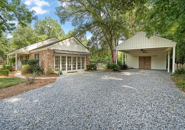 Photo 2 of Single family home for sale at 14 Oaklawn Dr, Covington, LA 70433 | MLS# 2570583 | Listing updated on 2026-09-10