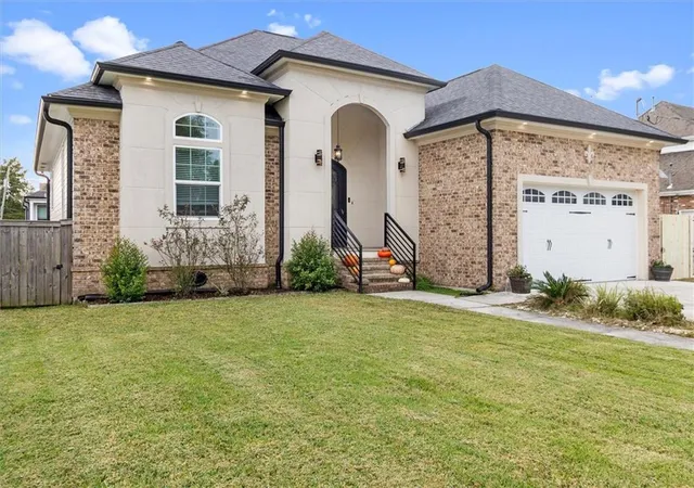 Photo 1 of Sale Pending at 3271 Elmwood Park Dr, New Orleans, LA 70114 | MLS# 2576305 | Listing updated on 2026-09-12
