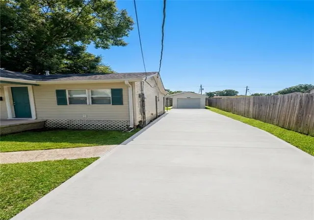 Photo 3 of Single family home for sale at 140 8th Street, Bridge City, LA 70094 | MLS# 2575943 | Listing updated on 2026-10-03
