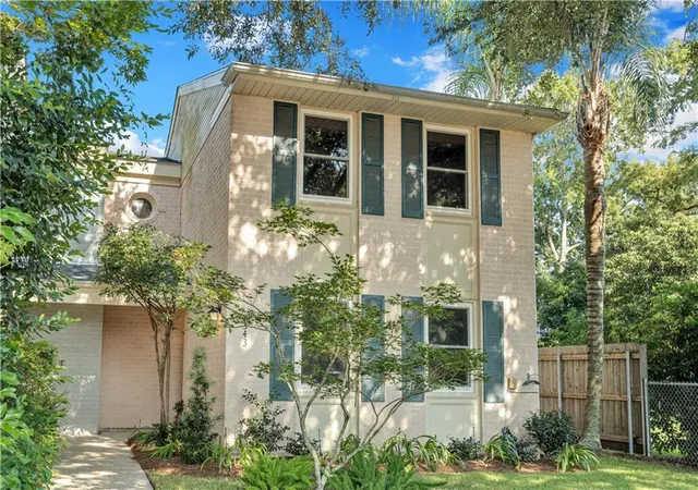 Townhouse for sale at 343 Lake Ave, Metairie, LA 70005 | MLS# 2576297