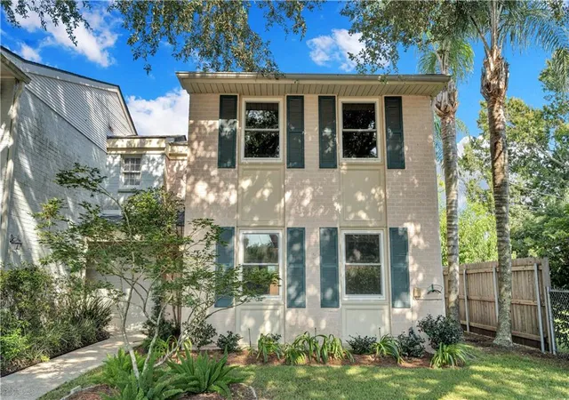 Photo 2 of Townhouse for sale at 343 Lake Ave, Metairie, LA 70005 | MLS# 2576297 | Listing updated on 2026-10-04