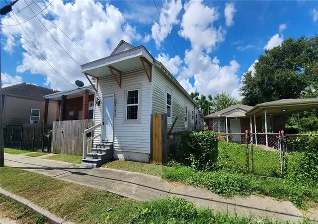 Photo 3 of Sale Pending at 2122 2nd Street, New Orleans, LA 70113 | MLS# 2575396 | Listing updated on 2026-09-17
