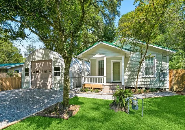 Photo 1 of Single family home for sale at 424 E Magee St, Covington, LA 70433 | MLS# 2576149 | Listing updated on 2026-09-19