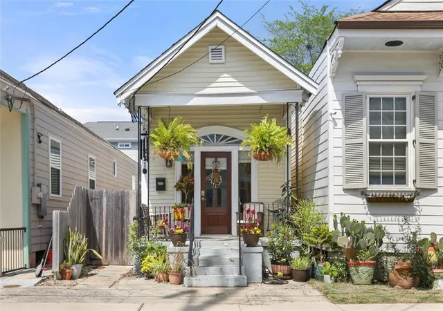 Single family home for sale at 531 S Cortez St, New Orleans, LA 70119 | MLS# 2576549