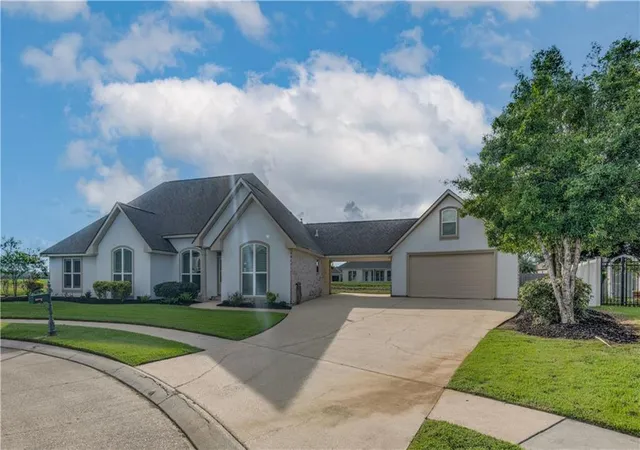 Photo 2 of Single family home for sale at 118 Lac Segnette Dr, Luling, LA 70070 | MLS# 2576290 | Listing updated on 2026-09-18