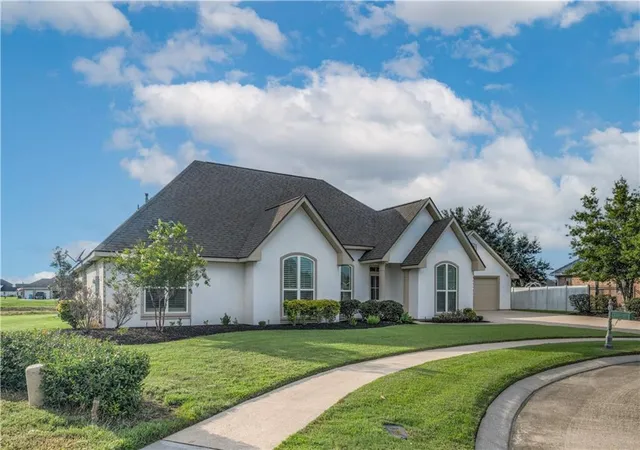 Photo 3 of Single family home for sale at 118 Lac Segnette Dr, Luling, LA 70070 | MLS# 2576290 | Listing updated on 2026-09-18