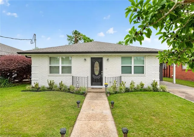 Single family home for sale at 109 Valerie St, River Ridge, LA 70123 | MLS# 2576609