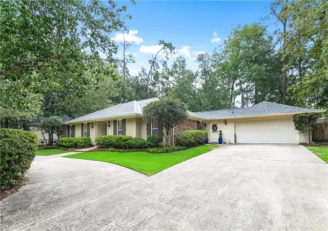 Photo 2 of Single family home for sale at 237 Shaunell Dr, Mandeville, LA 70448 | MLS# 2576587 | Listing updated on 2026-09-21