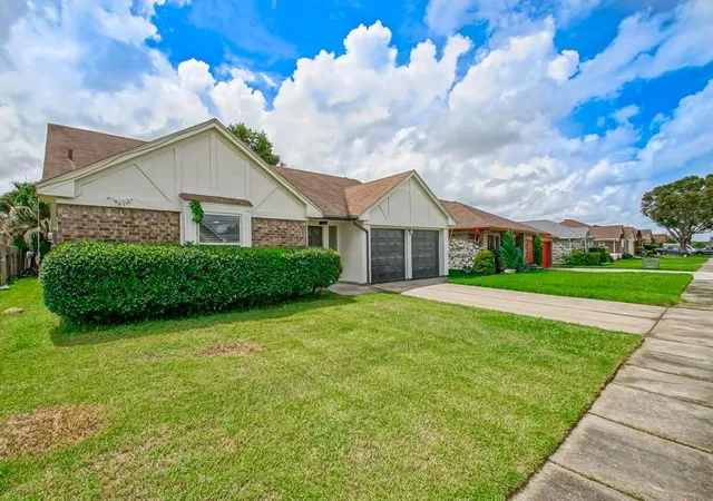 Photo 2 of Single family home for sale at 2208 Breckenridge Dr, Harvey, LA 70058 | MLS# 2575096 | Listing updated on 2026-09-27