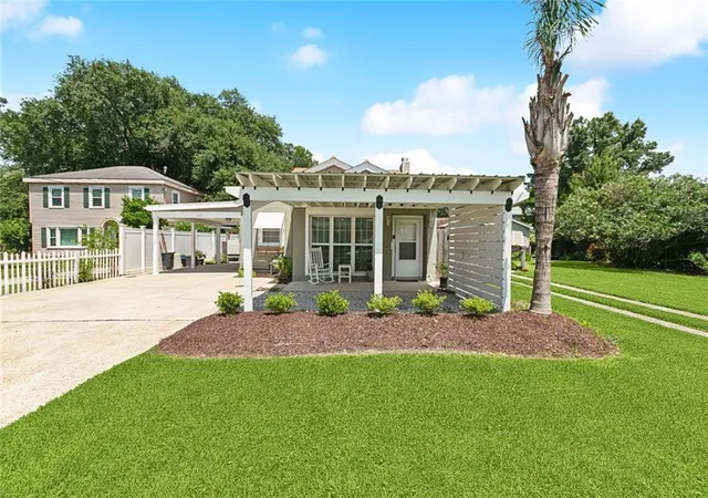 Photo 3 of Single family home for sale at 623 Bonnabel Blvd, Metairie, LA 70005 | MLS# 2576040 | Listing updated on 2026-09-11