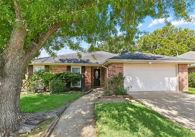 Photo 1 of Single family home for sale at 25 Normandy Dr, Kenner, LA 70065 | MLS# 2576686 | Listing updated on 2026-09-11