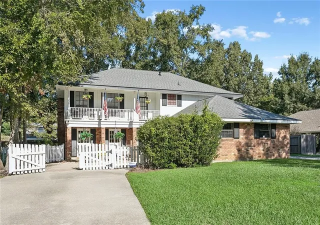 Photo 2 of Single family home for sale at 526 Barbara Pl, Mandeville, LA 70448 | MLS# 2575556 | Listing updated on 2026-09-19