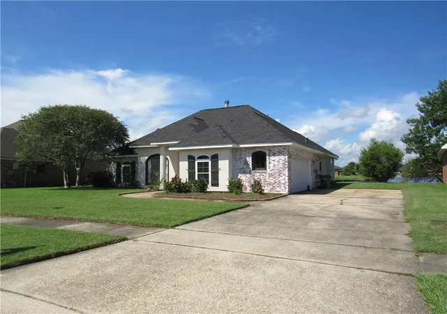 Photo 3 of Single family home for sale at 120 Oak Moss Dr, La Place, LA 70068 | MLS# 2576756 | Listing updated on 2026-09-11