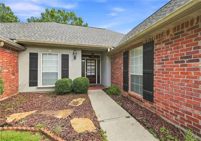Photo 3 of Single family home for sale at 621 Piney Ridge Cir, Madisonville, LA 70447 | MLS# 2576747 | Listing updated on 2026-09-11
