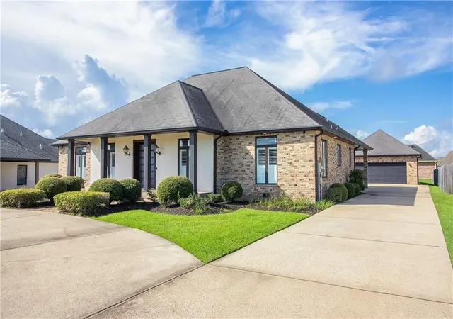 Photo 3 of Single family home for sale at 129 Oak Ridge Dr, La Place, LA 70068 | MLS# 2576769 | Listing updated on 2026-09-14