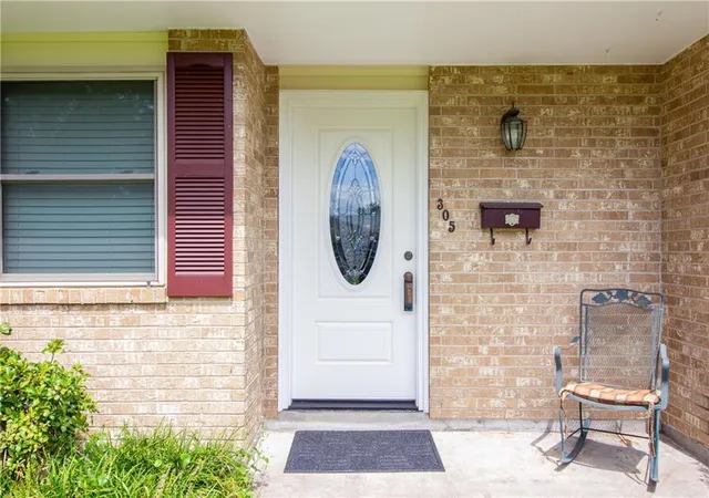 Photo 3 of Single family home for sale at 305 Greenwood Dr, La Place, LA 70068 | MLS# 2576776 | Listing updated on 2026-09-11