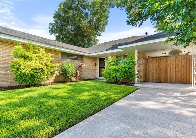 Photo 1 of Single family home for sale at 529 Oaklawn Dr, Metairie, LA 70005 | MLS# 2576884 | Listing updated on 2026-09-22