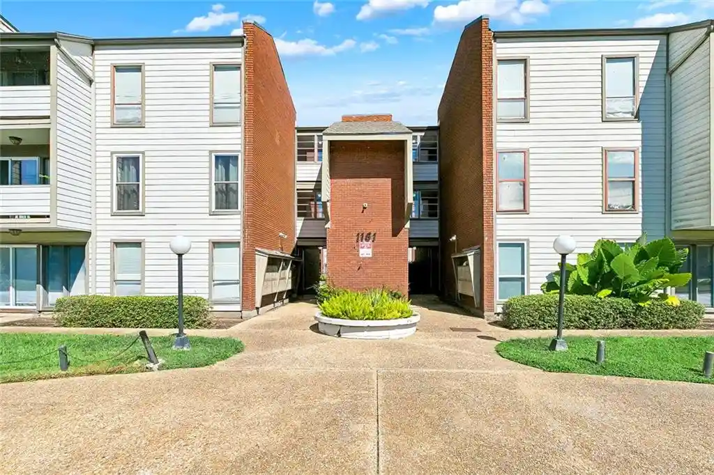 Listing Photo 1 - Condo for sale in 1161 Lake Ave located at 1161 Lake Ave, Metairie, LA 70005 - Unit #116