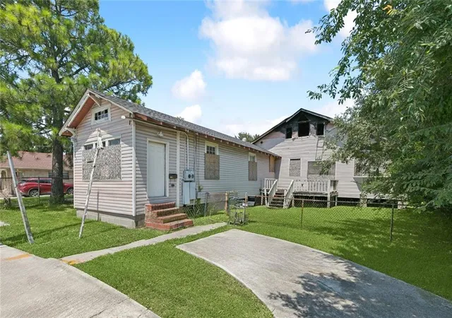 Photo 1 of Single family home for sale at 8915 S Claiborne Ave, New Orleans, LA 70118 | MLS# 2575830 | Listing updated on 2026-09-14