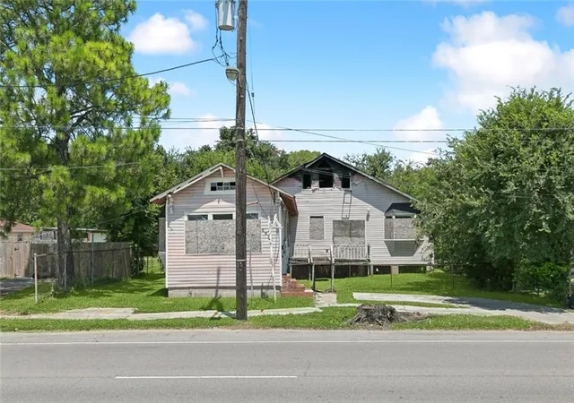 Photo 2 of Single family home for sale at 8915 S Claiborne Ave, New Orleans, LA 70118 | MLS# 2575830 | Listing updated on 2026-09-14
