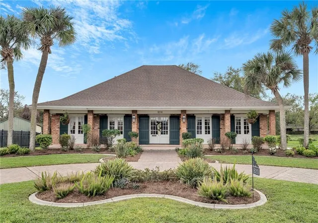 Single family home for sale at 820 Fairfield Ave, Gretna, LA 70056 | MLS# 2577063