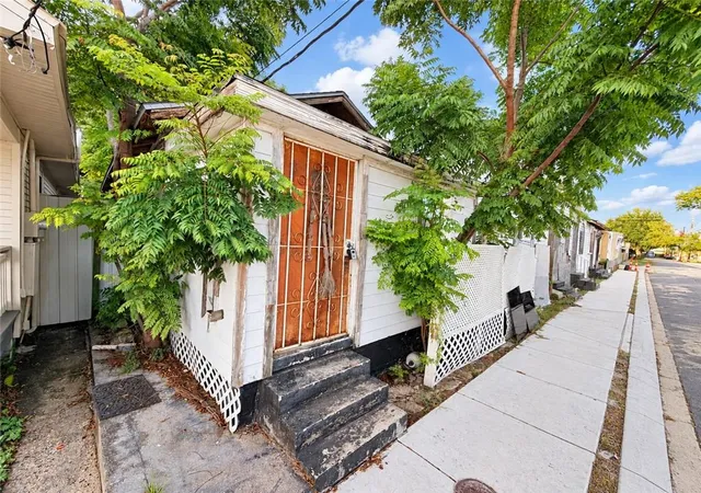 Single family home for sale at 2907 Pocahontas St, New Orleans, LA 70126 | MLS# 2577009