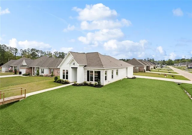 Photo 2 of Single family home for sale at 72701 Robindale Dr, Covington, LA 70435 | MLS# 2577090 | Listing updated on 2026-09-14