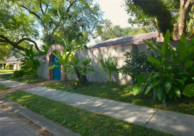 Photo 2 of Single family home for sale at 407 Live Oak Dr, Lafayette, LA 70503 | MLS# 2577071 | Listing updated on 2026-09-14