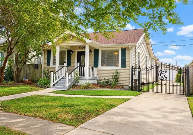 Photo 2 of Sale Pending at 901 Athania Pkwy, Metairie, LA 70001 | MLS# 2577251 | Listing updated on 2026-09-28