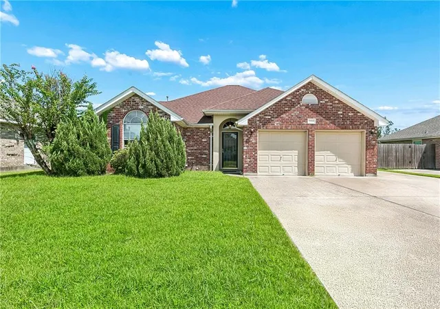 Photo 2 of Single family home for sale at 2356 Country Clb Dr, La Place, LA 70068 | MLS# 2577423 | Listing updated on 2026-09-16