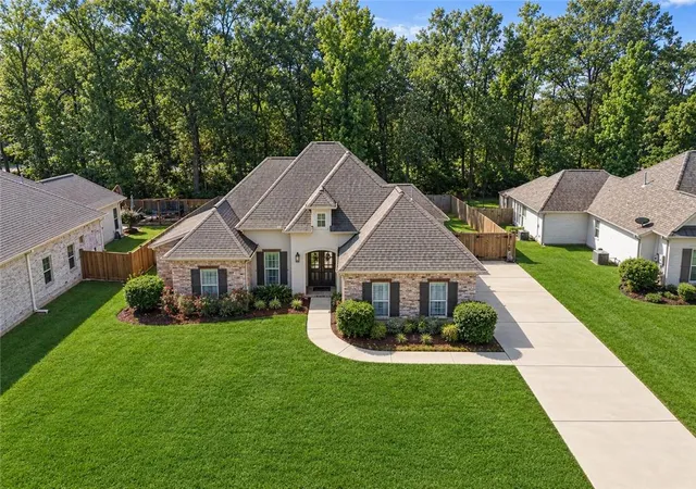Photo 2 of Single family home for sale at 725 Poplar Crk Ct, Covington, LA 70433 | MLS# 2577471 | Listing updated on 2026-09-23
