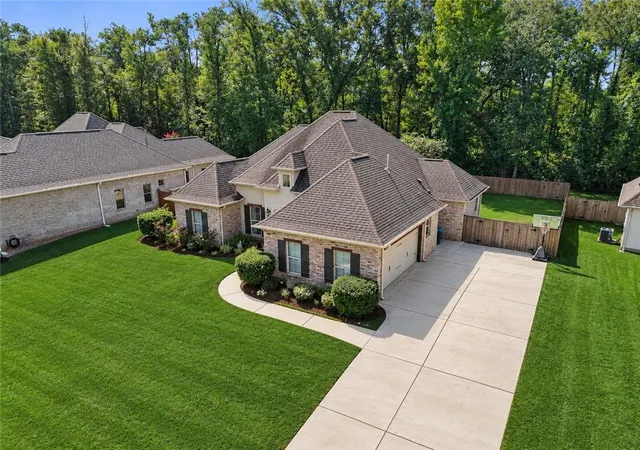 Photo 3 of Single family home for sale at 725 Poplar Crk Ct, Covington, LA 70433 | MLS# 2577471 | Listing updated on 2026-09-23