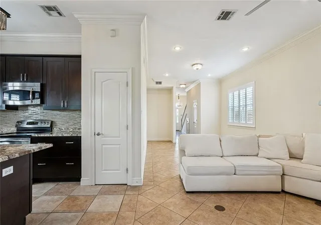 Photo 3 of Single family home for sale at 1008 Chateau Lafitte Dr, Kenner, LA 70065 | MLS# 2577579 | Listing updated on 2026-09-17