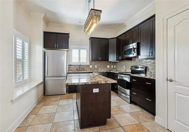 Photo 4 of Single family home for sale at 1008 Chateau Lafitte Dr, Kenner, LA 70065 | MLS# 2577579 | Listing updated on 2026-09-17