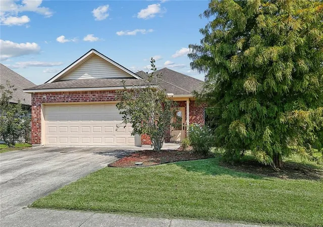Photo 1 of Single family home for sale at 4422 Bay View Dr, Marrero, LA 70072 | MLS# 2575161 | Listing updated on 2026-09-17
