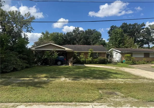 Single family home for sale at 36 Beauregard Dr, Gretna, LA 70053 | MLS# 2577420