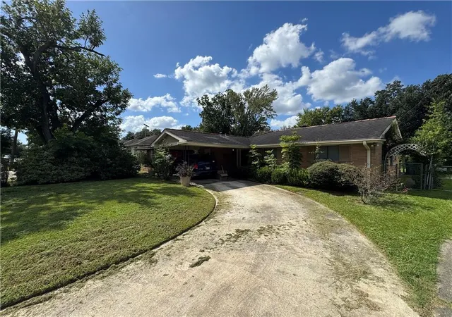 Photo 2 of Single family home for sale at 36 Beauregard Dr, Gretna, LA 70053 | MLS# 2577420 | Listing updated on 2026-09-18