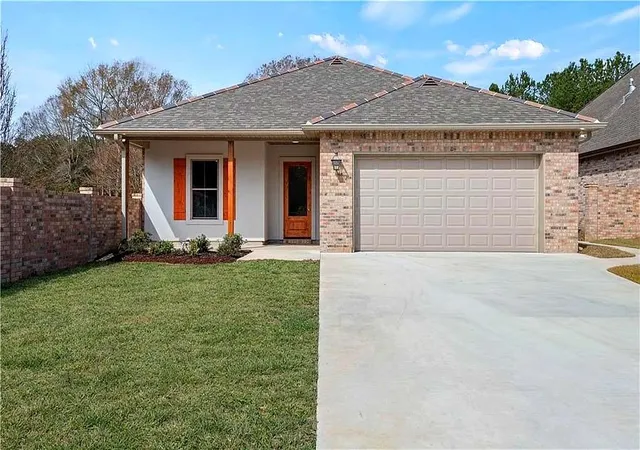 Photo 1 of Single family home for sale at 285 Lourdes Ln, Covington, LA 70435 | MLS# 2577623 | Listing updated on 2026-09-17