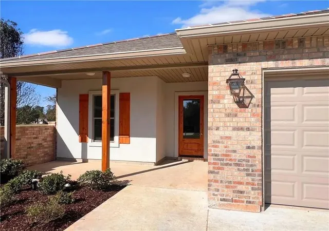 Photo 3 of Single family home for sale at 285 Lourdes Ln, Covington, LA 70435 | MLS# 2577623 | Listing updated on 2026-09-17