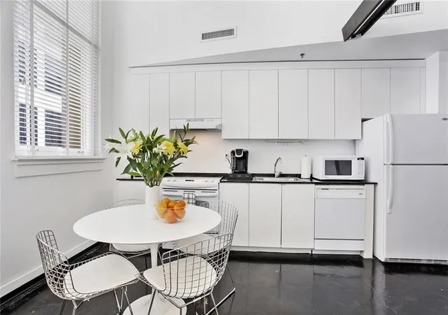 Photo 3 of Condo for sale at 334 Carondelet St #404, New Orleans, LA 70130 | MLS# 2577588 | Listing updated on 2026-09-19
